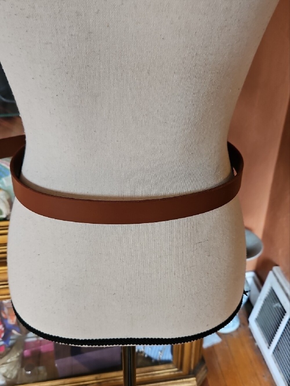 Frye Chestnut Leather Belt with Brass Buckle 1" Inch Wide - Picture 4 of 7